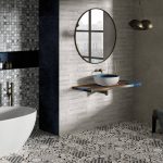 Badkamer met mozaïektegels op de vloer en wanden