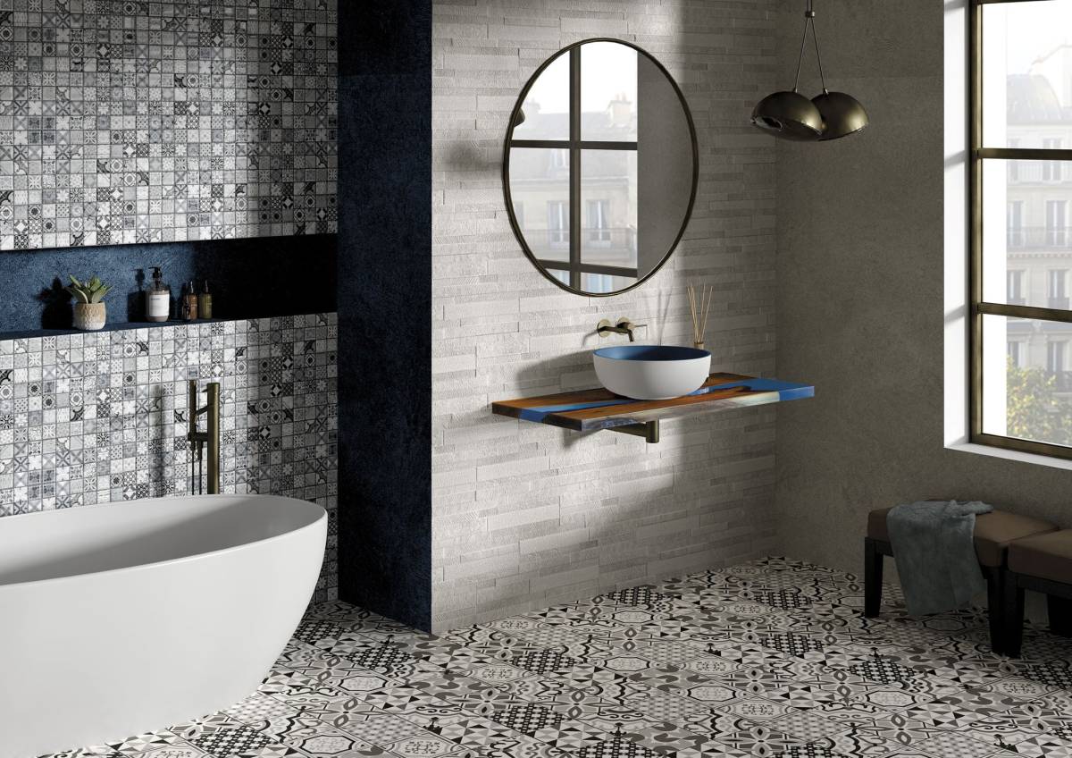 Badkamer met mozaïektegels op de vloer en wanden